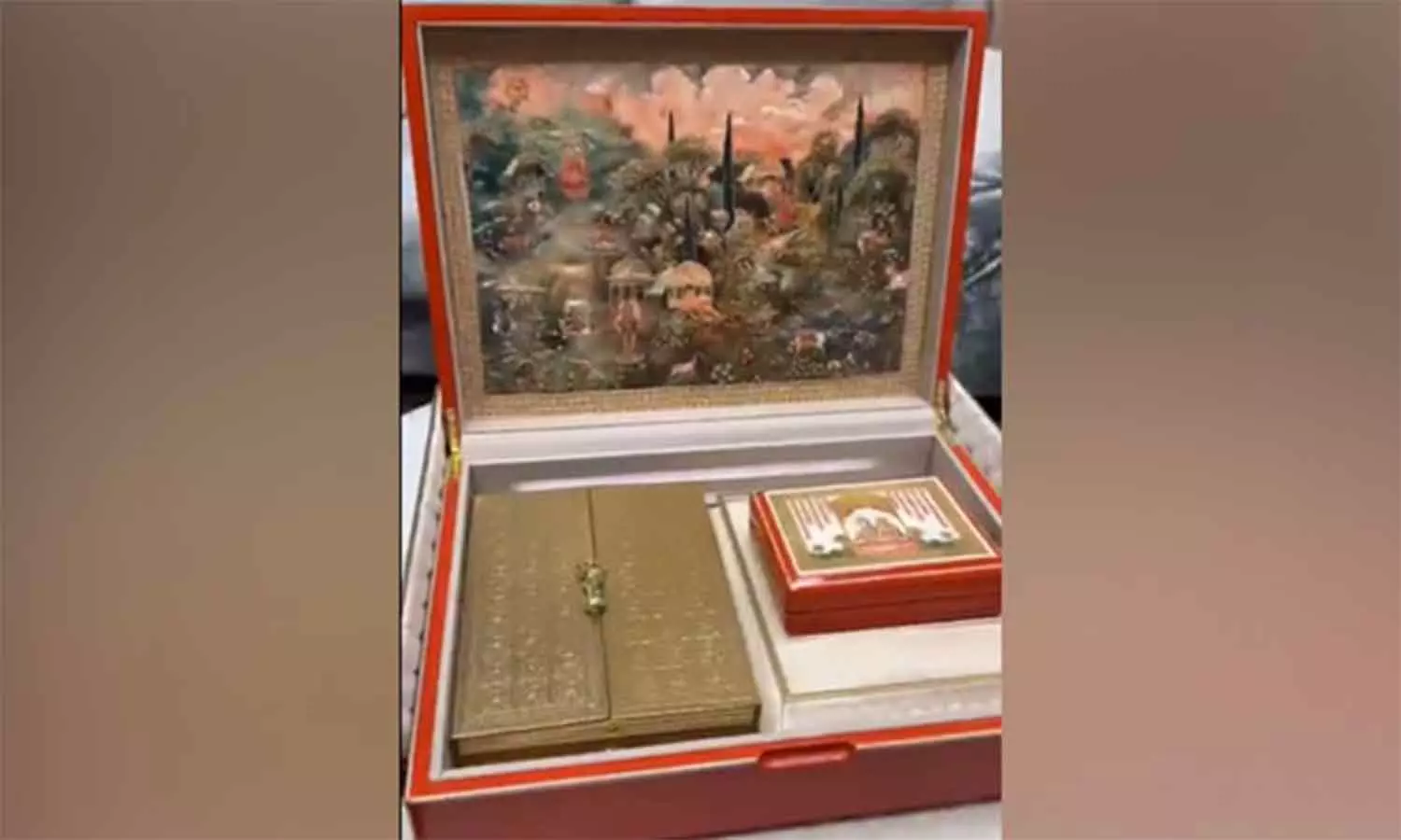 இன்வைட்-லும் ஆடம்பரம்: வைரலாகும் ஆனந்த் அம்பானி திருமண அழைப்பிதழ் வீடியோ