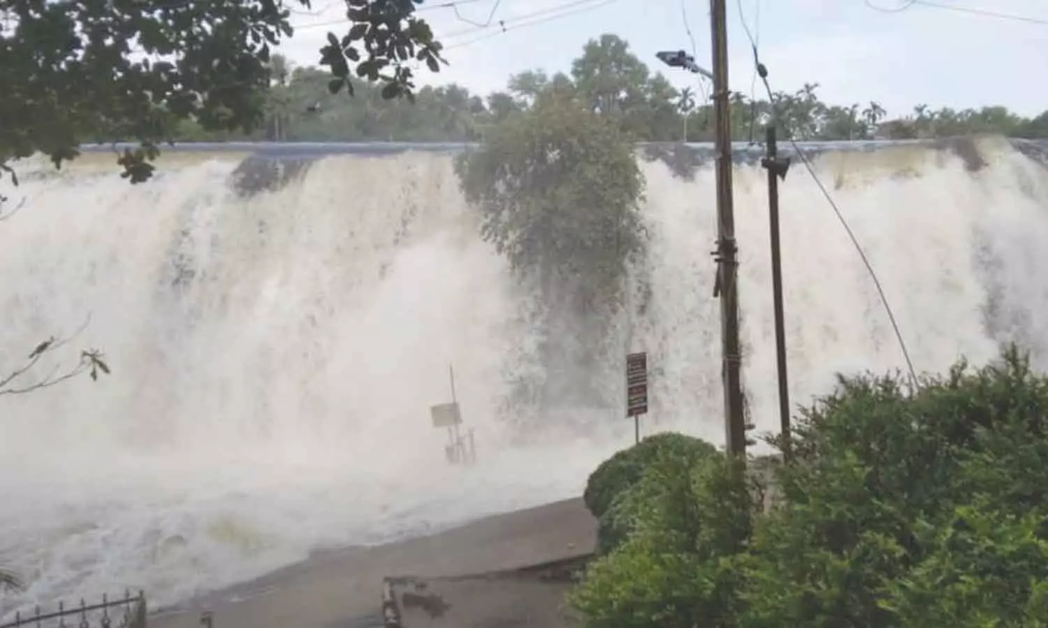திற்பரப்பு அருவியில் 2-வது நாளாக இன்றும் குளிக்க தடை திற்பரப்பு அருவியில் 2-வது நாளாக இன்றும் குளிக்க தடை