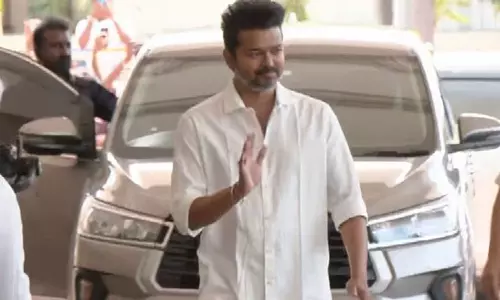 மாணவர்களுக்கு மத்தியில் மாஸ் எண்ட்ரி கொடுத்த விஜய் - வீடியோ