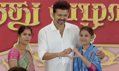 சிரித்த முகத்துடன் மாணவர்களுக்கு சான்றிதழ், பரிசுகளை வழங்கிய விஜய்