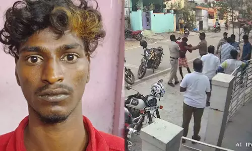 மாணவியிடம் கிண்டல்: தட்டிக்கேட்ட வாலிபரை வீடுவரை சென்று மிரட்டிய கும்பலை சுற்றி வளைத்து தாக்கிய பொதுமக்கள்