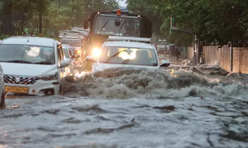 தொடர் கனமழை: டெல்லியின் பல்வேறு பகுதிகளில் வெள்ளநீர் சூழ்ந்ததால் பொதுமக்கள் அவதி- வீடியோ