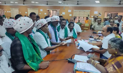 கரும், செம்புள்ளி குத்திய மண்பானையை தலையில் கவிழ்த்து கொண்டு மனு அளித்த விவசாயிகள்