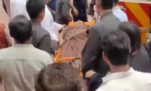 நீட் தேர்வு தொடர்பான அமளியில் மயங்கி விழுந்த காங்கிரஸ் எம்.பி: டெல்லியில் பரபரப்பு