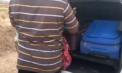 விக்கிரவாண்டி இடைத்தேர்தல்- காரில் எடுத்து செல்லப்பட்ட ரூ.1 கோடி பறிமுதல்