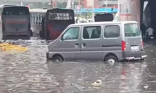 பலத்த மழைக்கு 5 பேர் பலி- டெல்லியில் பல பகுதிகளில் மின்சாரம் இல்லாமல் மக்கள் தவிப்பு