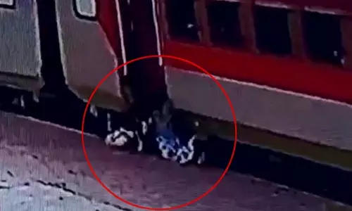 ஓடும் ரெயிலில் ஏற முயன்று கீழே விழுந்த இளம்பெண்- பதைபதைக்கும் வீடியோ காட்சிகள்...