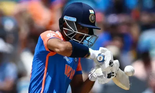 இக்கட்டான நிலையில் 72 ரன்கள் சேர்த்த  விராட் கோலி-அக்சர் பட்டேல் ஜோடி