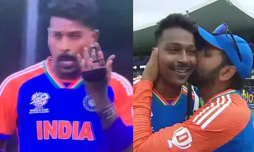 கடைசி பந்தை வீசுவதற்கு முன்பே கண்கலங்கிய பாண்ட்யா: முத்தமிட்ட ரோகித்- வீடியோ