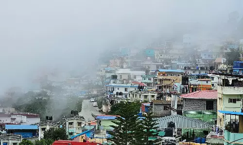 சாரல் மழையுடன் ரம்யமான சூழல்: கொடைக்கானலில் சுற்றுலாப் பயணிகள் உற்சாகம்