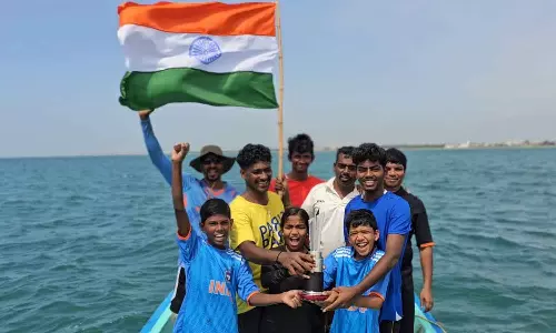 டி20 உலக கோப்பையில் இந்தியா வெற்றி- புதுவையில் ஆழ்கடலில் தேசிய கொடி ஏந்தி சென்று வீரர்கள் வாழ்த்து