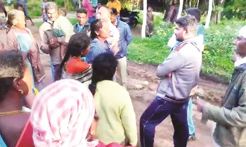 கள்ளச்சாராயம் விற்பனை குறித்து விசாரணை- போலீசாருடன் மலைவாழ் மக்கள் வாக்குவாதம்