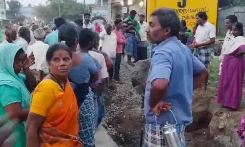 ஒகேனக்கல் கூட்டு குடிநீரை பைப் லைன் அமைத்து வீட்டிற்கு பயன்படுத்திய ஊராட்சி துணை தலைவர்- கிராமமக்கள் முற்றுகை