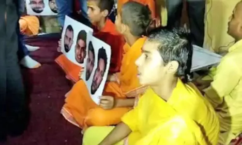 இந்திய அணியின் வெற்றிக்காக அனுமன் பாடல் பாடிய மாணவர்கள்