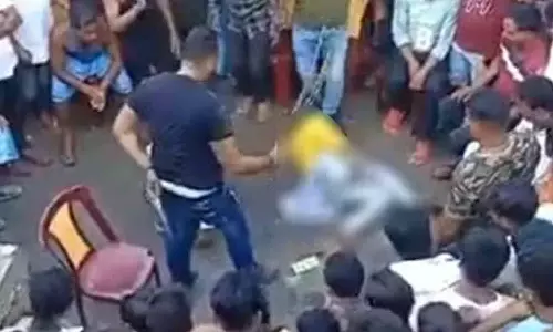 நடுரோட்டில் பெண் மீது தாக்குதல்: வீடியோ வைரலானதால் போலீஸ் வழக்குப்பதிவு