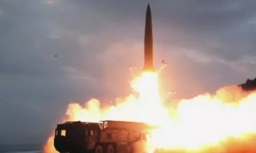 தென் கொரிய எல்லையில் ஏவுகணை சோதனை செய்த வடகொரியா