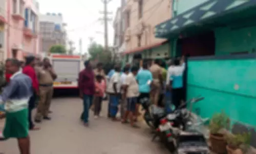 சீமானை பார்க்க வேண்டும் - குடும்பத்தினரை வீட்டில் அடைத்து தற்கொலை மிரட்டல்