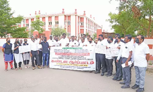 புதிய சட்டங்களை திரும்ப பெற வலியுறுத்தி திருப்பூரில் வக்கீல்கள் ஆர்ப்பாட்டம்