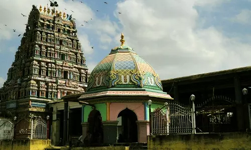 பெருமாள் எட்டு கைகளுடன் காட்சியளிக்கும் சக்ரபாணி சுவாமி கோவில்