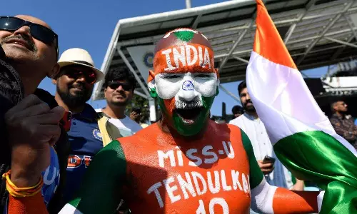 உலகக் கோப்பையுடன் சச்சினின் ரசிகர்- வைரலாகும் புகைப்படம்