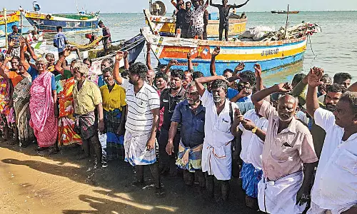 தமிழக மீனவர்கள் கைது... வருகிற 5-ந்தேதி ரெயில் மறியல் போராட்டம்