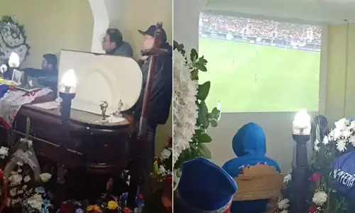 போட்டி முடிந்ததும் அடக்கம் பண்ணிக்கலாம்.. இறந்த உடலுடன் மேட்ச் பார்த்த குடும்பம் - வீடியோ வைரல்