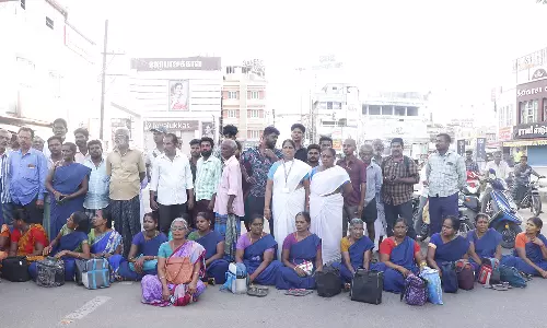 தஞ்சையில் அரசு பஸ்களை மறித்து மருத்துவமனை பெண் பணியாளர்கள் சாலை மறியல்