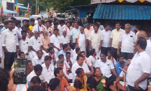 விக்கிரவாண்டி அருகே பா.ம.க.வினர் திடீர் சாலை மறியல்