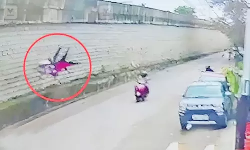 திருவனந்தபுரத்தில் மேம்பாலத்தில் இருந்து ஸ்கூட்டருடன் விழுந்து பெண் பலி