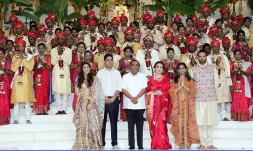தங்கம், வெள்ளி சீர்வரிசையுடன் 50 ஜோடிகளுக்கு திருமணம் நடத்திய முகேஷ் அம்பானி