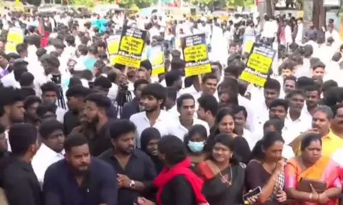 நீட் தேர்வை ரத்து செய்யக்கோரி திமுக மாணவரணி சார்பில் ஆர்ப்பாட்டம்