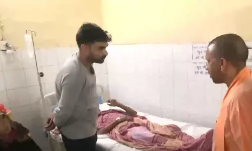 ஹத்ராஸ் பயங்கரம்: காயமடைந்தவர்களை நேரில் சந்தித்து ஆறுதல் கூறிய முதல்வர் யோகி ஆதித்யநாத்- வீடியோ