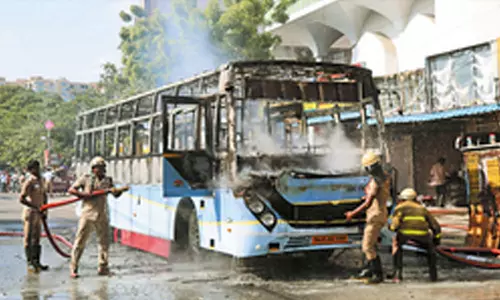 நடுவழியில் தீப்பிடித்து எரிந்த பேருந்து.. அறிக்கை வெளியிட்ட தமிழக அரசு