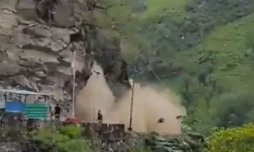 உத்தரகாண்ட்: சீட்டுக்கட்டு போல சரிந்து விழுந்த மலைப்பகுதி - பீதியை கிளப்பும் வீடியோ