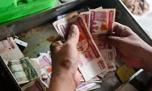 மியான்மரில் ஊழியர்களுக்கு ஊதிய உயர்வு கொடுத்த முதலாளி கைது - ஏன் தெரியுமா