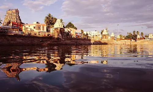 மகாமக குளத்தில் அமைந்துள்ள பதினாறு மண்டப சிவலிங்கங்கள்