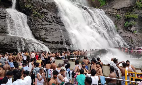 பழைய குற்றால அருவியில் குளிக்க அனுமதி நேரம் நீட்டிப்பு