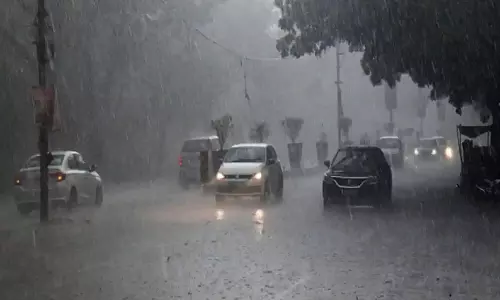 சென்னை மற்றும் புறநகர் பகுதிகளில் பலத்த காற்றுடன் கனமழை