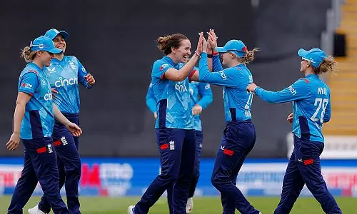 மகளிர் ஒருநாள் கிரிக்கெட்: நியூசிலாந்தை 3-0 என ஒயிட்வாஷ் செய்தது இங்கிலாந்து