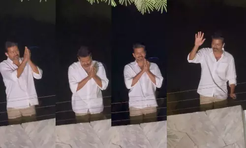 வீட்டு வாசலில் கூடிய ரசிகர்கள்.. மாடி ஏறி கை காட்டிய விஜய் - வீடியோ வைரல்