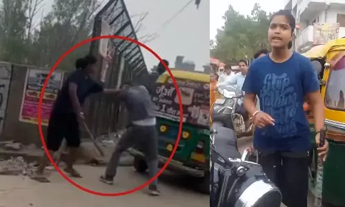 புல்லட்டில் வந்த இளம்பெண்... வழிவிடாத ஆட்டோ ஓட்டுநரின் மண்டையை உடைத்த கொடூரம் - வீடியோ