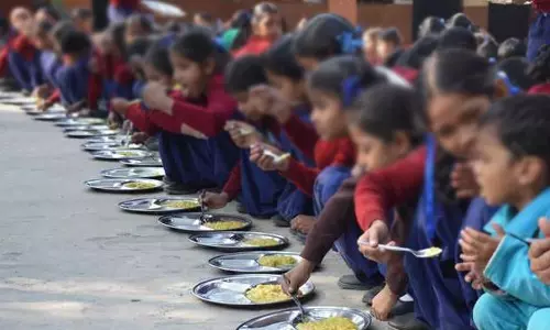 அங்கன்வாடி மையத்தில் குழந்தைக்கு வழங்கப்பட்ட உணவுப்பொருள் பாக்கெட்டில் செத்துக்கிடந்த பாம்பு