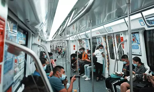 மெட்ரோவில் சீட்டுக்கு தகராறு... 65 வயது முதியவர் கைது- வீடியோ