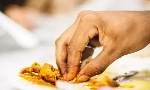 கையால் சாப்பிடுவதில் உள்ள நன்மைகள்!