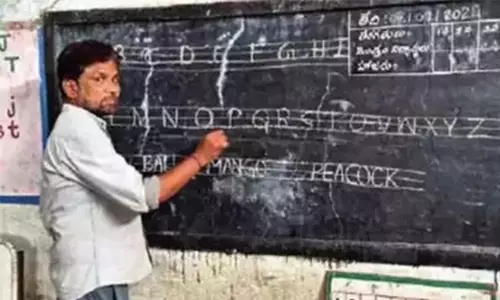 ஆசிரியர் இடமாற்றம் செய்யப்பட்டதால் 133 மாணவர்களும் பள்ளியை மாற்றிய வினோதம்