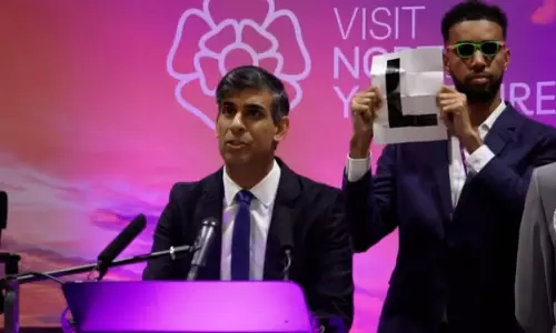 பிரதமர் ரிஷி சுனக்-ஐ கலாய்த்த யூடியூபர் - புகைப்படம் வைரல்