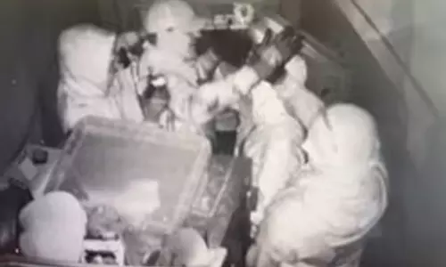 கட்டுக்கட்டாக பணத்தை கண்டதும் திருடர்களின் கொண்டாட்டம்- வீடியோ வைரல்