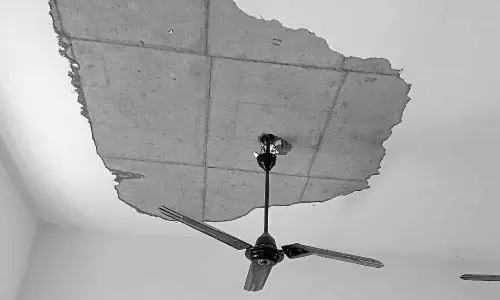 புதிதாக கட்டிய பள்ளி கட்டிடத்தின் மேற்கூரை இடிந்து விழுந்தது