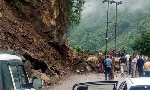 கனமழை எதிரொலி- இமாச்சல பிரதேசத்தில் 150 சாலைகள் மூடல்