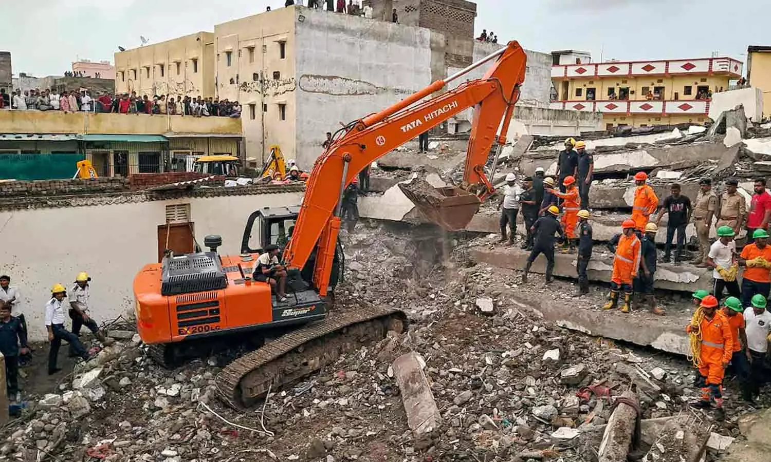 குஜராத்: சூரத்தில் 6 மாடி கட்டடம் இடிந்து விழுந்து 7 பேர் உயிரிழப்பு குஜராத்: சூரத்தில் 6 மாடி கட்டடம் இடிந்து விழுந்து 7 பேர் உயிரிழப்பு